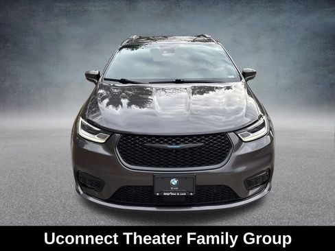 Used 2021 Chrysler Pacifica Limited w/ Uconnect Theater Family Group image 10