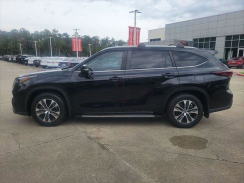 Certified 2024 Toyota Highlander XLE FWD image 2