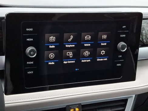 Certified 2025 Volkswagen Taos SE w/ Panoramic Sunroof Package image 17