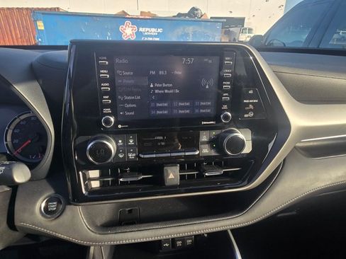 Used 2021 Toyota Highlander L FWD image 13