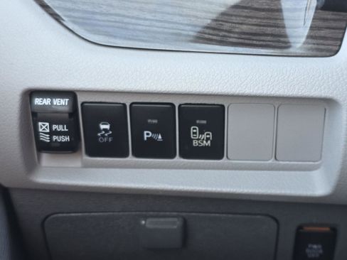 Used 2017 Toyota Sienna Limited image 11