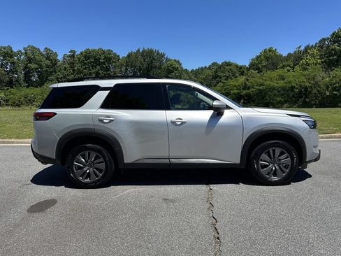 Certified 2025 Nissan Pathfinder SV FWD image 10
