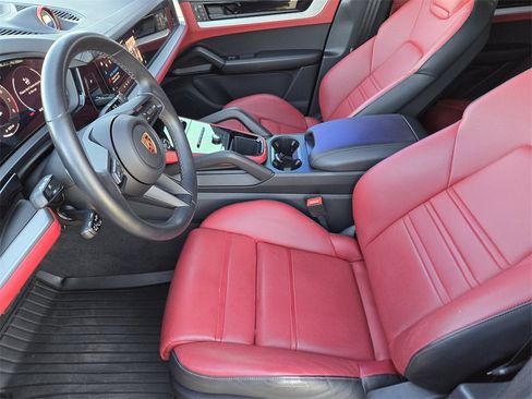 Used 2024 Porsche Cayenne S image 8