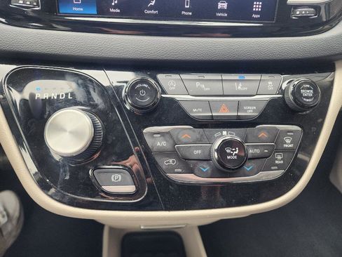 Used 2023 Chrysler Pacifica Touring-L image 19