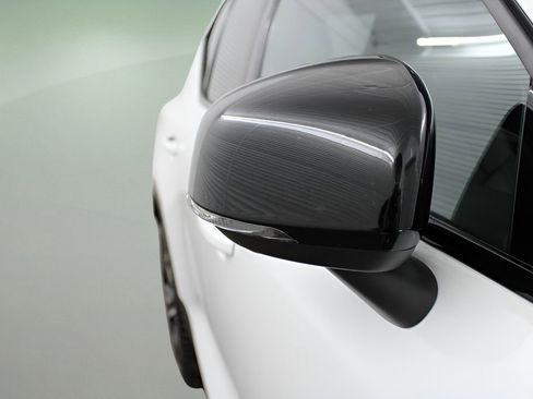 Certified 2025 Volvo XC40 B5 Ultra AWD/4WD image 17