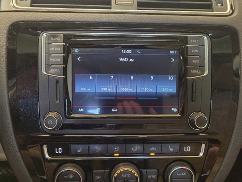 Used 2017 Volkswagen Jetta SEL FWD image 25