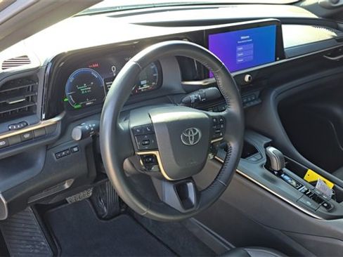 Used 2023 Toyota Crown Limited image 12