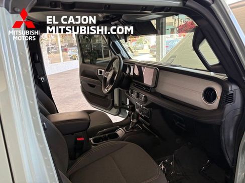 Used 2024 Jeep Wrangler Unlimited Sahara AWD/4WD image 19