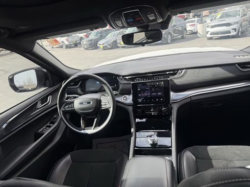 Used 2023 Jeep Grand Cherokee L Laredo image 18