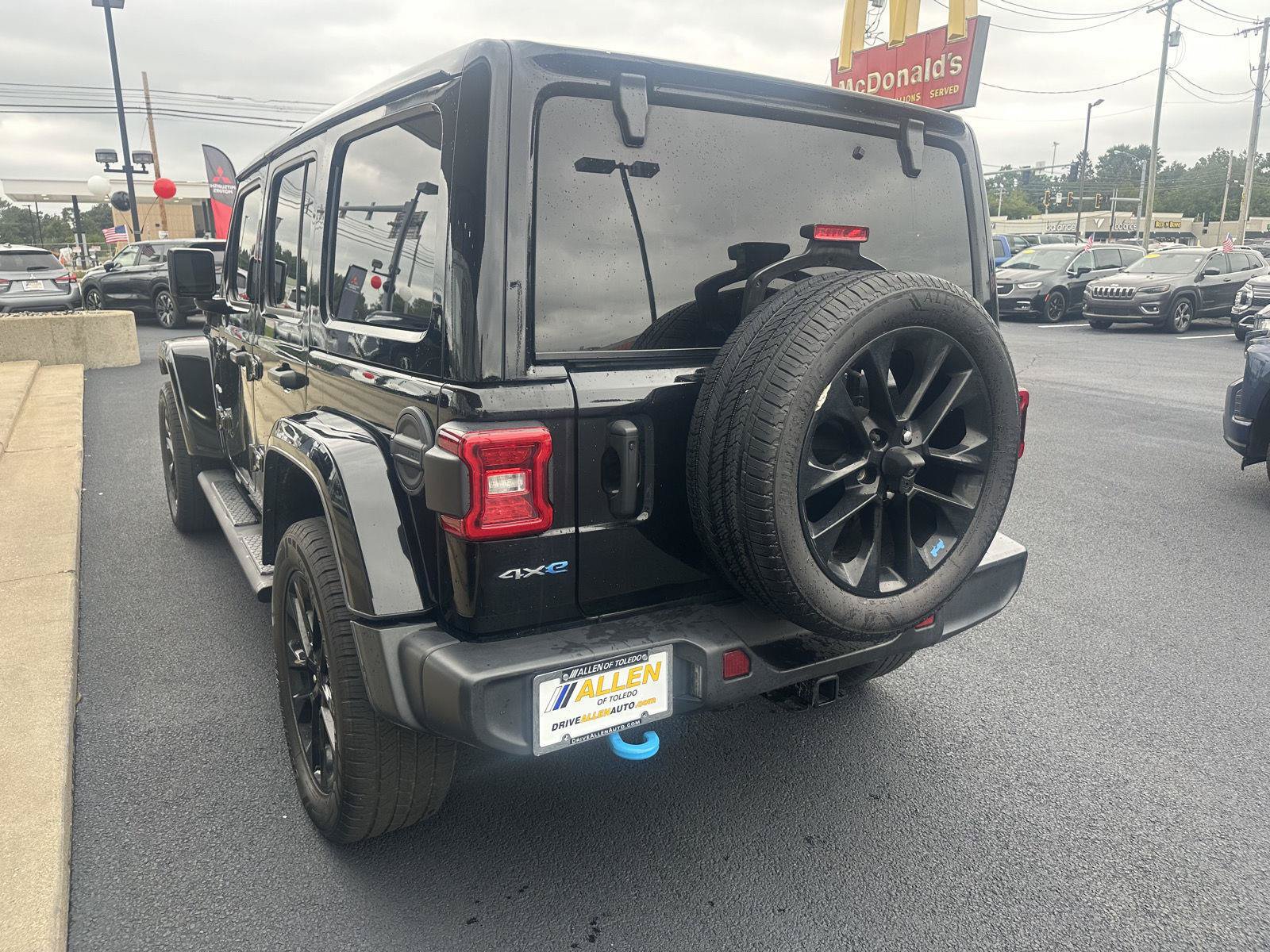 Used 2023 Jeep Wrangler Unlimited Sahara w/ Cold Weather Group AWD/4WD image 9