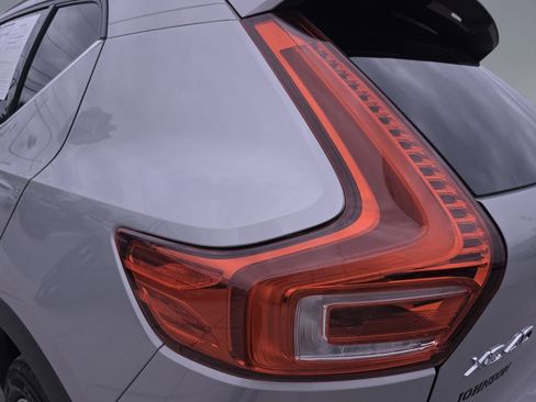 Certified 2025 Volvo XC40 B5 Plus AWD/4WD image 37