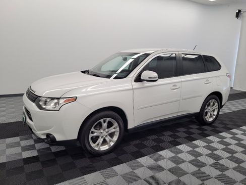 Used 2014 Mitsubishi Outlander SE FWD image 2