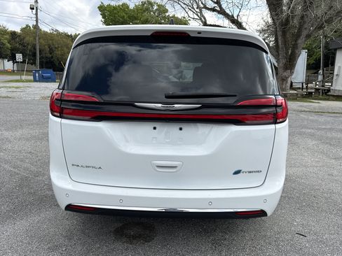 Used 2024 Chrysler Pacifica Select image 4