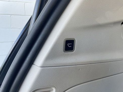 Used 2020 Chrysler Pacifica Touring-L image 10