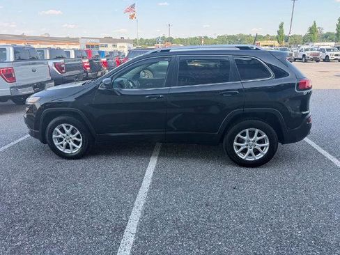 Used 2018 Jeep Cherokee Latitude Plus w/ Comfort/Convenience Group AWD/4WD image 5