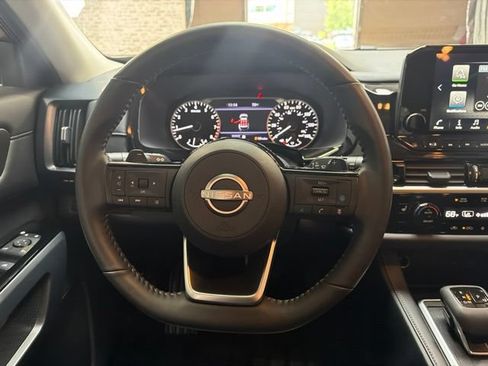 Used 2025 Nissan Pathfinder SL FWD image 19
