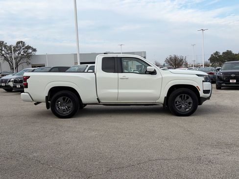 Used 2025 Nissan Frontier SV image 4