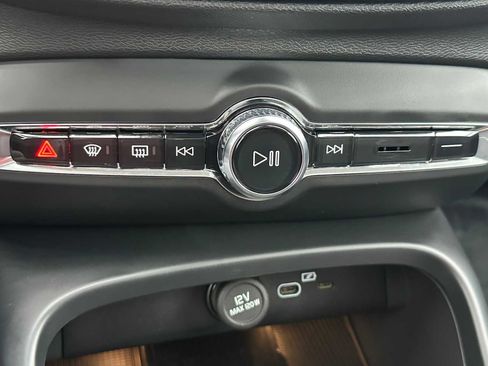 Used 2025 Volvo XC40 B5 Core w/ Protection Package Premier image 29