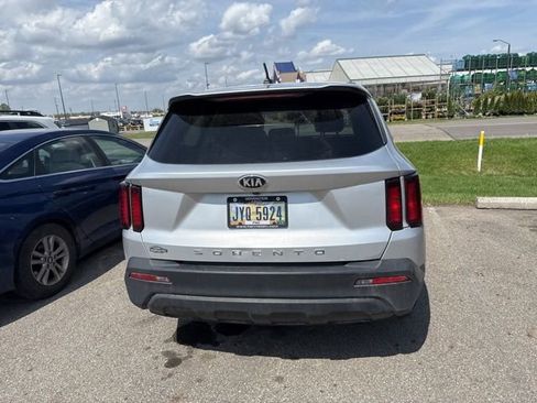 Used 2021 Kia Sorento LX image 4