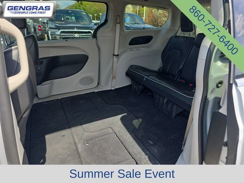 Certified 2024 Chrysler Pacifica Limited FWD image 16