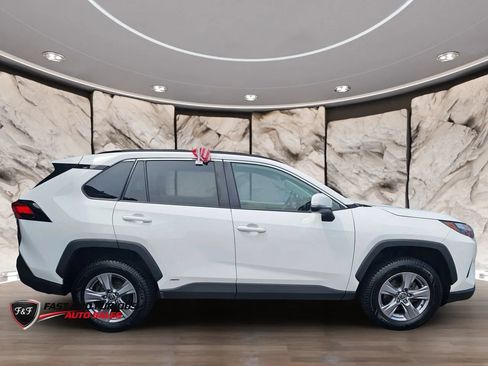 Used 2022 Toyota RAV4 XLE w/ XLE Grade Weather Package AWD/4WD image 4