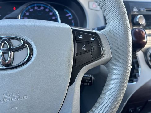 Used 2013 Toyota Sienna XLE image 9
