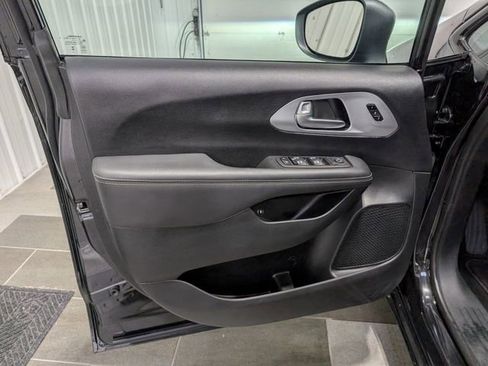 Used 2023 Chrysler Pacifica Touring-L w/ Uconnect Theater Family Group FWD image 13