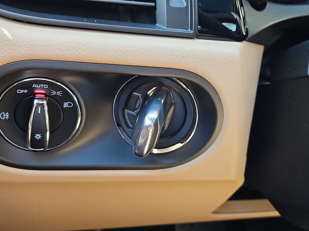Certified 2026 Porsche Macan AWD/4WD image 28