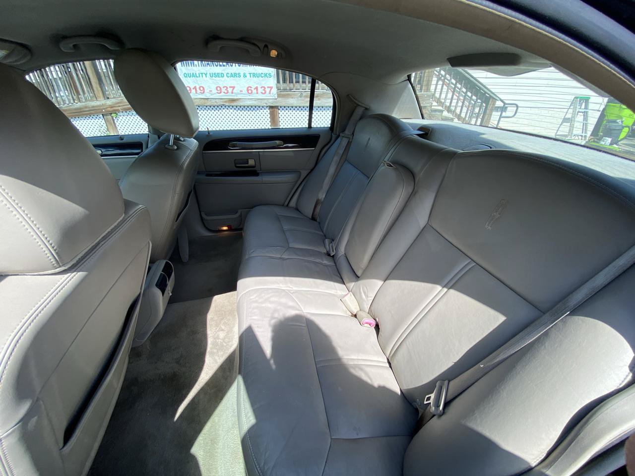 Used 2011 Lincoln Town Car Signature Limited RWD image 21