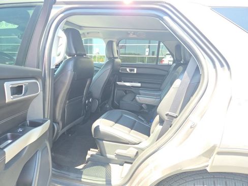 Used 2021 Ford Explorer XLT w/ Equipment Group 202A AWD/4WD image 12