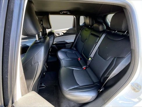 Used 2024 Jeep Compass Latitude image 21