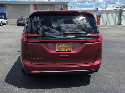 Used 2023 Chrysler Pacifica Touring-L FWD image 5