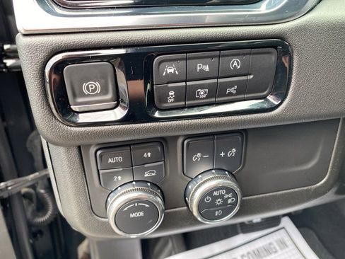 Used 2025 GMC Yukon XL Denali AWD/4WD image 13