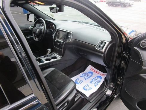 Used 2017 Jeep Grand Cherokee Altitude image 25