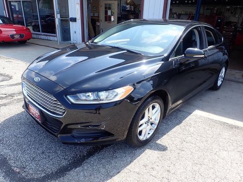 Used 2016 Ford Fusion SE FWD image 2