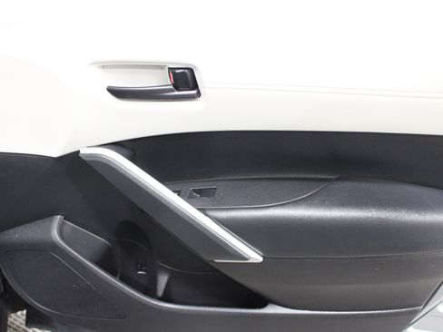 Used 2024 Toyota Corolla Cross LE FWD image 25