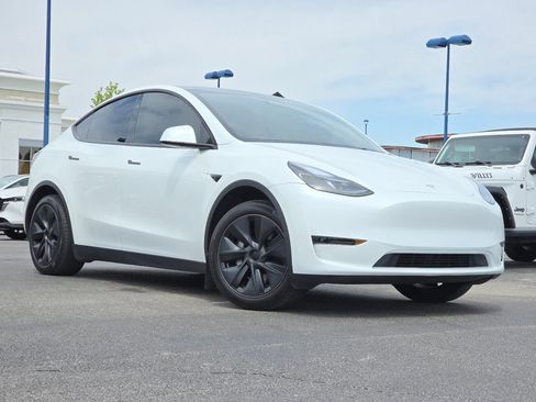 Used 2025 Tesla Model Y Long Range RWD image 1