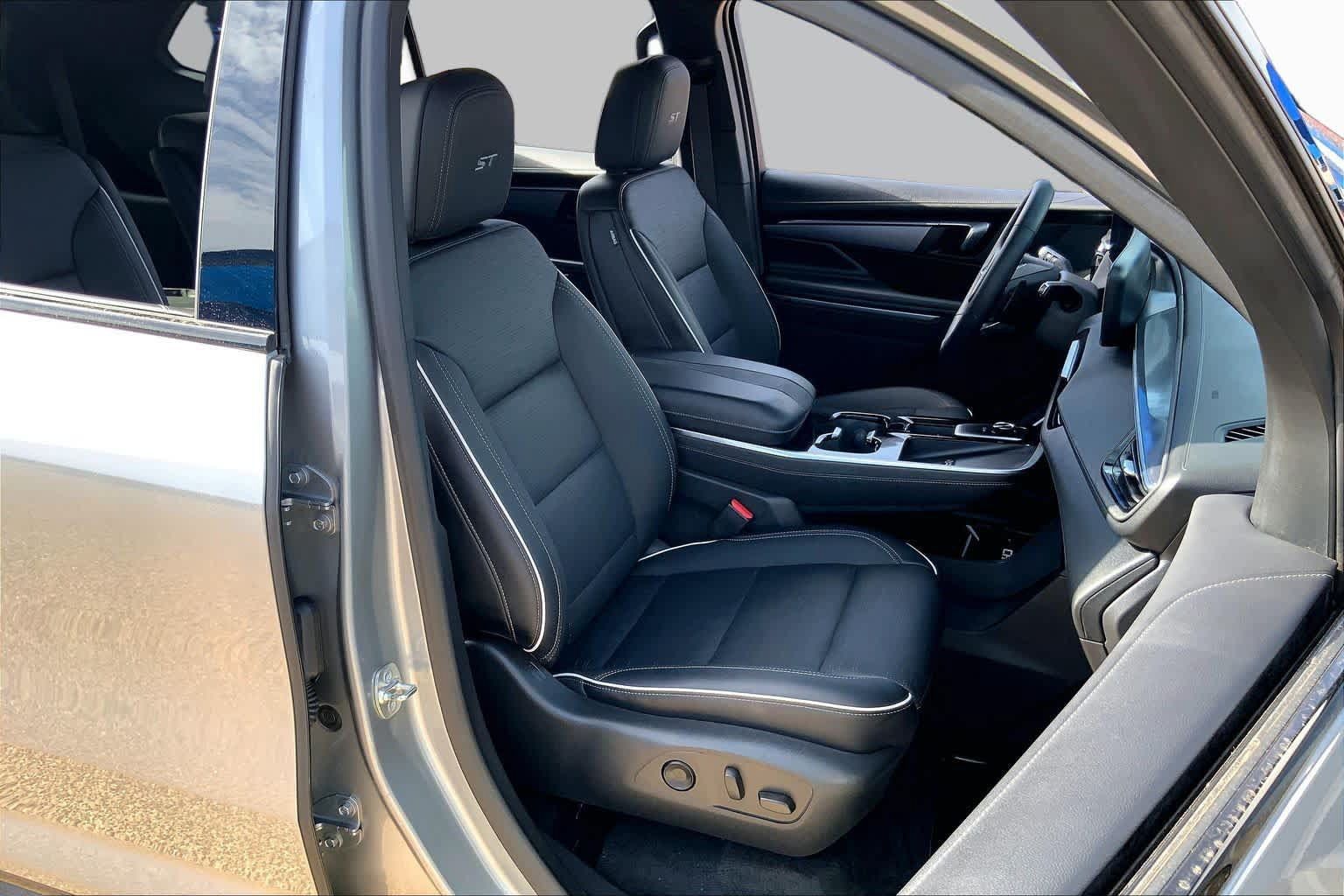 Used 2025 Buick Enclave Sport Touring FWD image 9