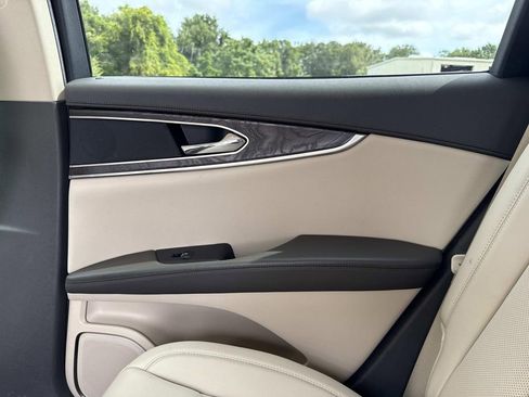 Used 2019 Lincoln Nautilus Select image 15