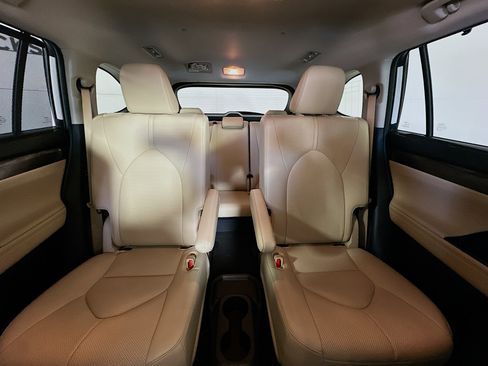 Used 2024 Toyota Highlander Limited image 30