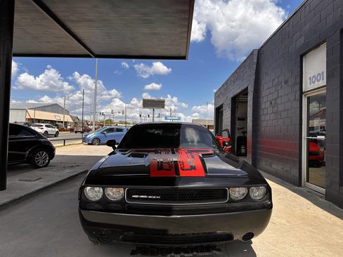 Used 2012 Dodge Challenger SXT image 3
