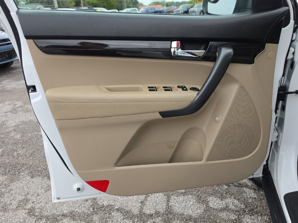 Used 2013 Kia Sorento LX w/ Convenience Pkg FWD image 12
