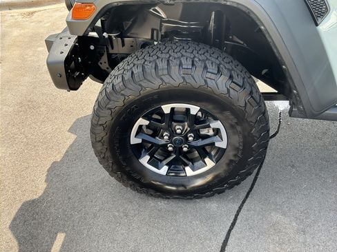 Used 2024 Jeep Wrangler Unlimited Rubicon 4xe w/ Capability Package AWD/4WD image 12