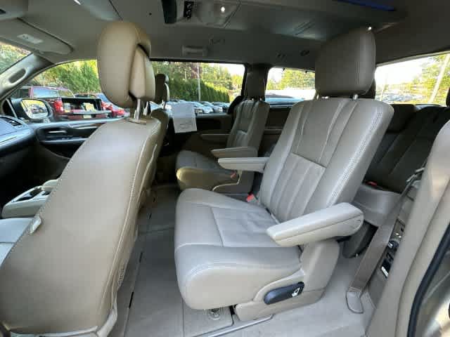 Used 2014 Chrysler Town & Country Touring-L FWD image 15