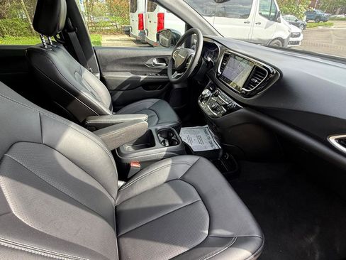 Used 2026 Chrysler Pacifica Select FWD image 11