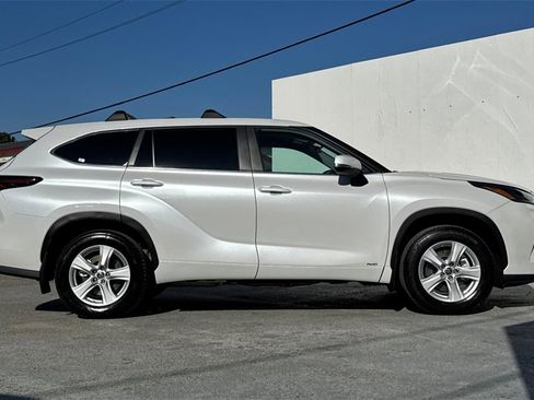 Used 2024 Toyota Highlander LE image 2