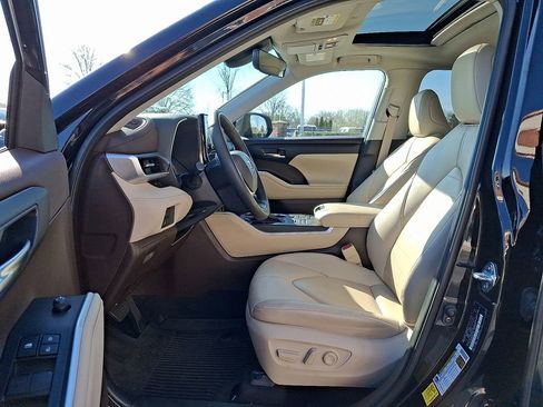 Used 2022 Toyota Highlander XLE image 12
