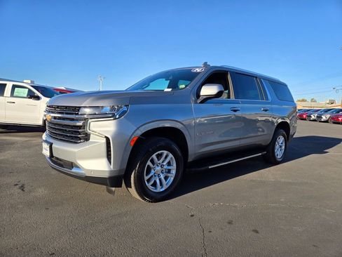 Used 2024 Chevrolet Suburban LT image 2