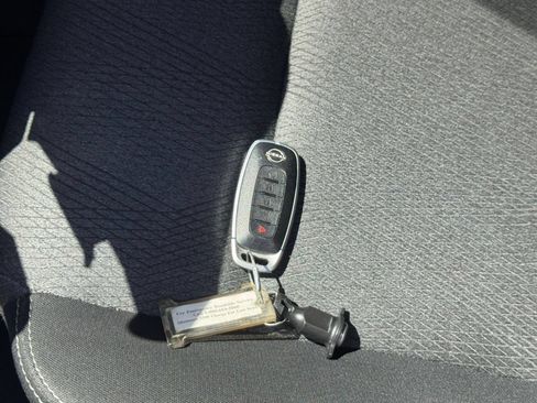 Used 2025 Nissan Rogue SV FWD image 17