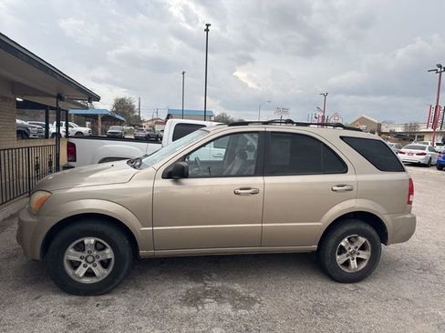 Used 2005 Kia Sorento LX image 1
